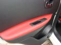 Nissan Qashqai tapicerka czerwoną skórą boczków